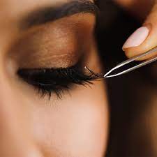 How To Choose the Right Eyelash glue For Your Lashes post thumbnail image